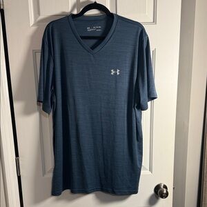 Under Armour Men's Loose Fit HeatGear Navy V-Neck Tee